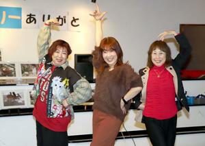西堀ローサでライブを開催するP!P MON☆の(右から)Kちゃん、Pちゃん、MOちゃん=新潟市中央区西堀前通の「よろっtoローサ」