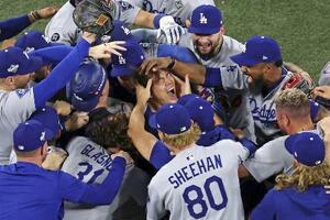 　米大リーグ、ブルージェイズとのワールドシリーズ第７戦を制して２連覇を達成し、チームメートと喜ぶドジャースの山本由伸（中央）＝２日、トロント（ゲッティ＝共同）