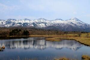 「知床五湖」の一湖と知床連山=5月、北海道斜里町