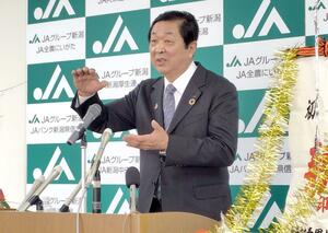 年頭会見でコメ価格暴落への危機感を示した県農協中央会の伊藤能徳会長＝６日、新潟市中央区