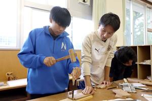 専門学生の指導を受けながら升作りを体験した新穂中の生徒=佐渡市新穂瓜生屋