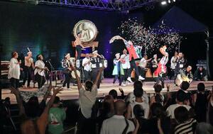 アース・セレブレーション最終日の野外ライブ=2023年8月20日、佐渡市小木町