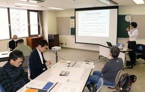定年退職前後の男性が認知症について知識を深めた「男性の生き方講座」＝新潟市中央区
