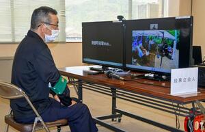鳥取県南部町の参院選期日前投票で、オンラインで投票の様子を監視する立会人=9日午後