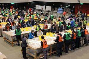 県内最多の５人が立候補した新潟１区の開票作業＝８日午後９時過ぎ、新潟市中央区の市体育館
