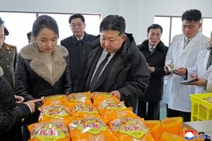北朝鮮の東部咸鏡南道新浦の工場を視察する金正恩朝鮮労働党総書記(手前右)と娘(同左)=19日(朝鮮中央通信=共同)