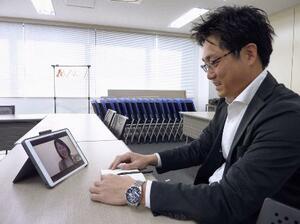 メンターの秋元陽子さんとオンラインで話す吉田隆之さん=2月、神奈川県厚木市