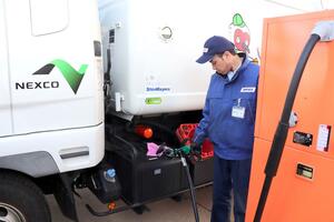 ガソリンスタンドでの販売を開始した「ＲＤ４０」の給油作業＝上越市