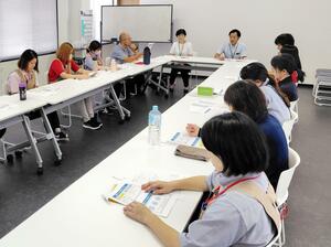 仕事と介護の両立を目指した従業員向けの研修=新発田市荒町