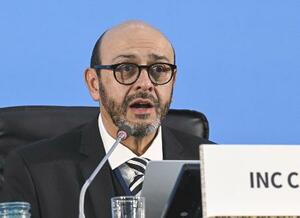 　プラスチックごみによる汚染を巡る政府間交渉委員会の全体会合で発言するルイス・バジャス議長＝２０２４年１２月、韓国・釜山