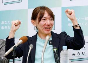 比例代表で当選を決め、喜ぶチームみらいの安野党首=20日午後8時9分、東京都千代田区