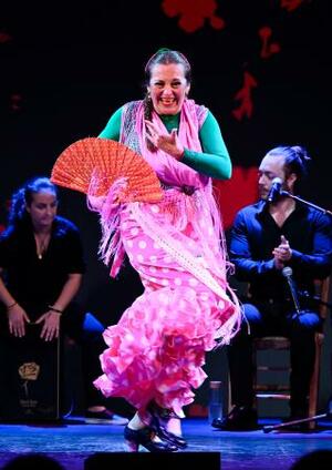 スペイン館のフラメンコショーで踊りを披露するアンパロ・ナバロさん=大阪市此花区の夢洲