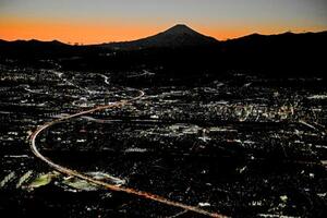　Ｕターンラッシュがピークを迎え、東京方面（手前）へ向かう車で渋滞する東名高速道路。左下は海老名サービスエリア、奥は富士山＝３日午後５時２３分（共同通信社ヘリから）