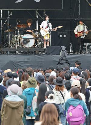 国営越後丘陵公園で初めて開かれた「ながおか米百俵フェス」=24日、長岡市宮本東方町