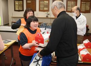 チャリティーゴルフ大会の出場者に賞品を渡すＳＯアスリート＝阿賀野市押切前山