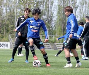 FC東京戦に向けて練習に汗を流すMF藤原奏哉=聖籠町