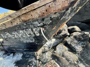 　鳥取県湯梨浜町の海岸に漂着した木造船。外板にハングルが記載されている＝３日（境海上保安部提供）