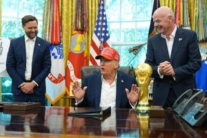 　サッカーＷ杯の優勝トロフィーを前に話すトランプ米大統領（中央）。右はＦＩＦＡのインファンティノ会長、左はバンス副大統領＝２０２５年８月、米ワシントン（ＡＰ＝共同）