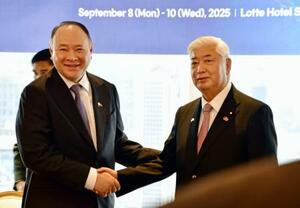 会談前に握手する中谷防衛相(右)とフィリピンのテオドロ国防相=9日、ソウル(共同)