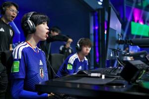 　「ｅＦｏｏｔｂａｌｌ」のＷ杯でプレーするｅ日本代表の選手たち＝１１日、リヤド（（Ｃ）ＦＩＦＡ）