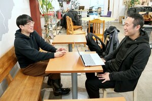 きら星のスタッフが常駐する複合交流拠点「三－Ｍｅ．」で話し合う三ツ目の澤正史代表（右）ときら星の伊藤綾代表＝三条市神明町