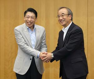 観光や産業分野の連携促進で一致した花角英世知事(右)と福岡県の服部誠太郎知事=27日、新潟市中央区の朱鷺メッセ