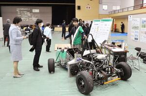 県内外の大学生が研究の成果を展示・発表した「学生ものづくりアイディア展」=魚沼市