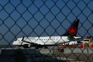　カナダ・トロントのピアソン国際空港に駐機するエア・カナダ機＝１４日（ゲッティ＝共同）