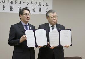 協定を締結した新潟市の中原八一市長(左)とトップライズの大滝充司社長=新潟市役所