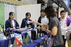長岡市の酒蔵が自慢の酒を並べた「越後長岡酒の陣」=9月21日、長岡市大手通1のアオーレ長岡