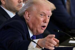 9日、ワシントンのホワイトハウスで石油企業幹部と会合を行うトランプ米大統領(ロイター=共同)