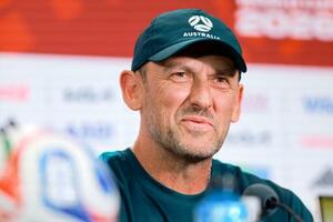 トルコ戦を前に記者会見するオーストラリアのポポビッチ監督=12日、バンクーバー(ゲッティ=共同)