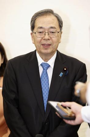4日、自民党の高市総裁と会談し、記者団の取材に応じる公明党の斉藤代表=東京都新宿区