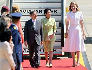 メルスブルク軍用空港に到着し、ベルギーのエリザベート王女の出迎えを受けられる天皇、皇后両陛下=20日、ブリュッセル郊外(代表撮影・共同)