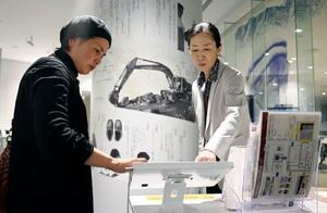 　資料の整理作業を進める九大付属図書館の柳田朱里さん（左）＝３月、福岡市