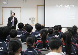 三条市の大崎学園で行われた薬物乱用防止教室=三条市東大崎1
