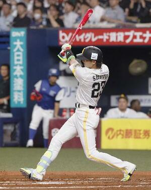 2回全パ1死一、三塁、周東が右前に先制打を放つ=京セラドーム