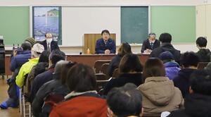 粟島汽船が「awalineきらら」の売却について説明した報告会=2月20日夜、粟島浦村
