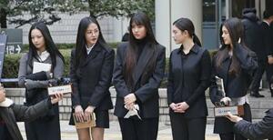 人気女性アイドルグループ、NewJeans(ニュージーンズ)のメンバー=3月、韓国のソウル中央地裁前(聯合=共同)