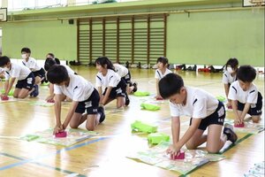 心臓マッサージに挑戦する名木野小の5年生=見附市月見台1