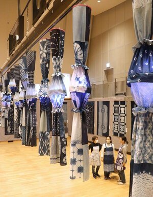 「サークルしろね絞り」の展示会に向けて作品が並んだ会場。能登半島地震で被災したメンバーや被災地を勇気づけたいとの思いを込めた=11月1日、新潟市南区田中