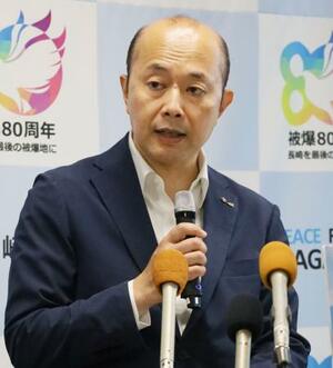 平和宣言の骨子を発表する長崎市の鈴木史朗市長=1日午前、長崎市役所