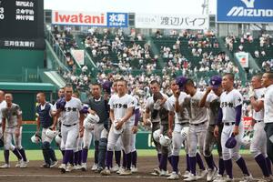 健闘が光った東京学館新潟の選手たち。甲子園初勝利には一歩届かなかった=甲子園球場