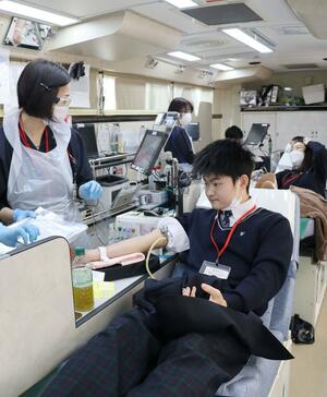 社会貢献活動の一環で、卒業を記念した献血を行う東京学館新潟高校の生徒=新潟市中央区鐘木