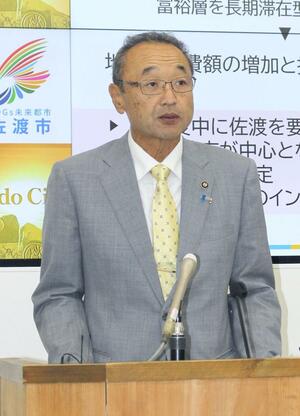 定例会見で、雇用機会拡充事業補助金の点検体制を強化する方針を説明した渡辺竜五市長=10月9日、佐渡市役所