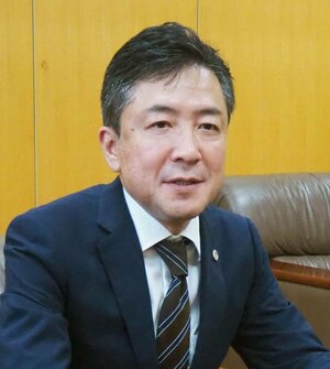 2025年春の社名変更について説明する「雪国まいたけ」の湯澤尚史社長=南魚沼市