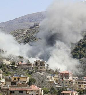 14日、レバノン南部ナバティエ県で空爆後に立ち上る煙(ゲッティ=共同)