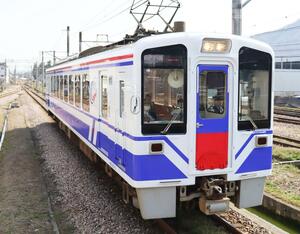 ほくほく線の開業当初に使用されたデザインを復刻した車両=南魚沼市六日町