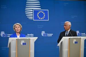 EU首脳会議後に記者会見するコスタ大統領(右)とフォンデアライエン欧州委員長=23日、ブリュッセル(ゲッティ=共同)
