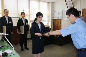 詐欺被害を未然に防いだとして感謝状を受け取った(左から)和田萌さん、岸政孝さん、山田真人さん=6月19日、新潟市江南区鵜ノ子5